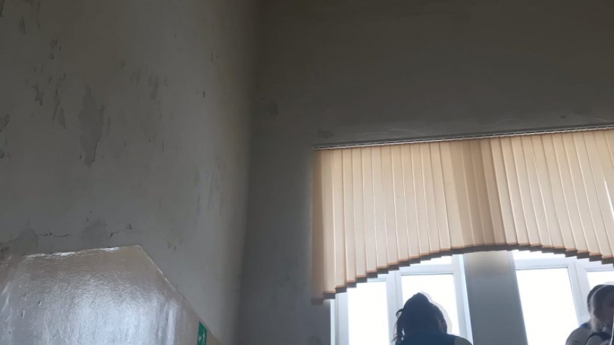 В соцсетях пожаловались на саратовскую школу с дырявой крышей, плесенью и прогнившим линолеумом