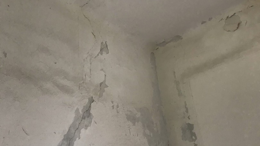 В соцсетях пожаловались на саратовскую школу с дырявой крышей, плесенью и прогнившим линолеумом