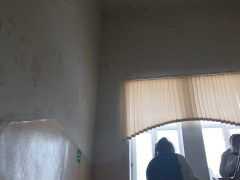 В соцсетях пожаловались на саратовскую школу с дырявой крышей, плесенью и прогнившим линолеумом