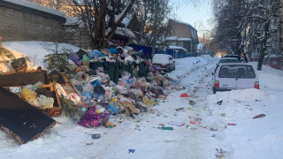 Жители Саратова пожаловались на мусорные сугробы в Кировском районе