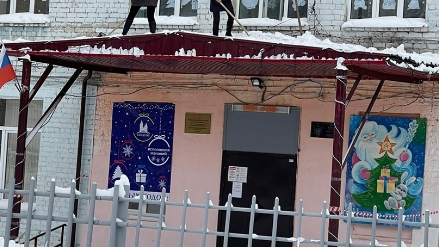 В Саратове директор и учитель убирали снег на козырьке школы: чиновники рассказали, почему педагоги были вынуждены пойти на нарушение