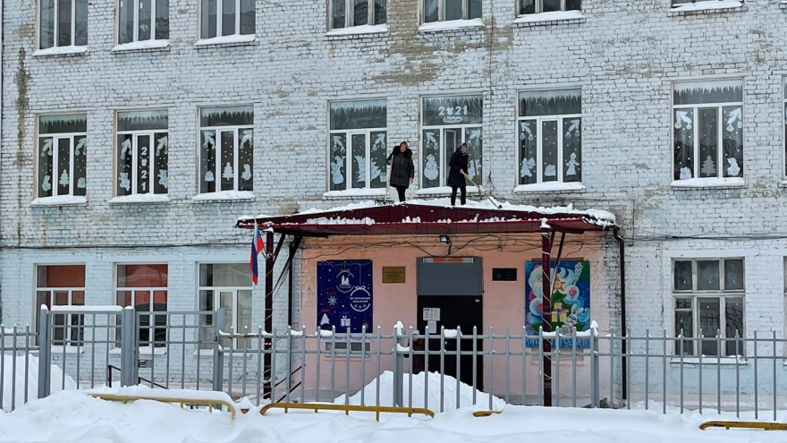 В Саратове директор и учитель убирали снег на козырьке школы: чиновники рассказали, почему педагоги были вынуждены пойти на нарушение