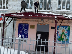 В Саратове директор и учитель убирали снег на козырьке школы: чиновники рассказали, почему педагоги были вынуждены пойти на нарушение