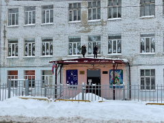 В Саратове директор и учитель убирали снег на козырьке школы: чиновники рассказали, почему педагоги были вынуждены пойти на нарушение