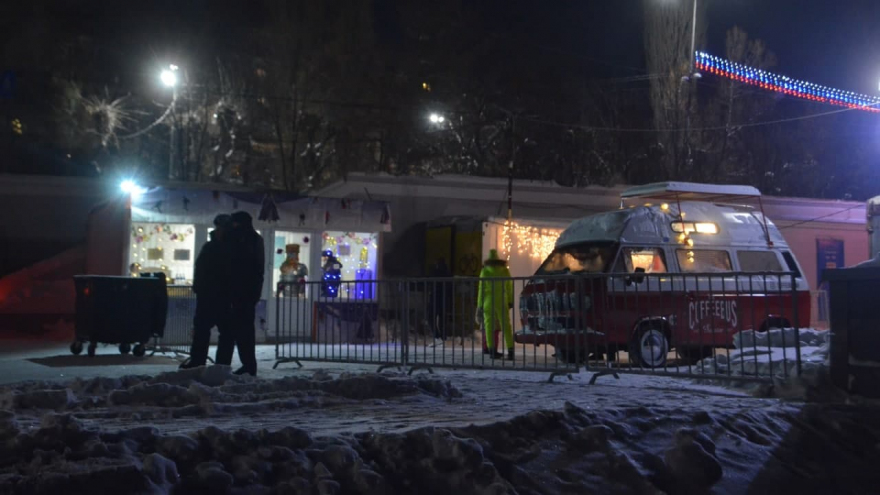 Крещенские купания: саратовцы выстроились в живой эскалатор к проруби (фото, видео)