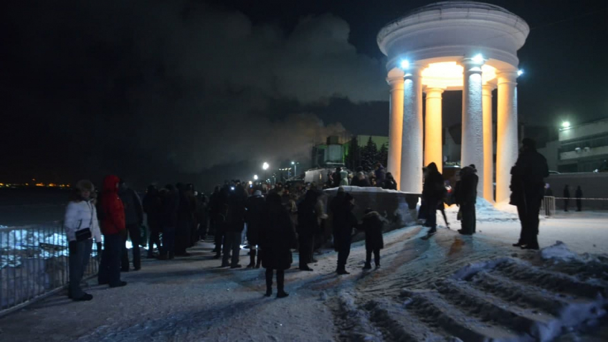 Крещенские купания: саратовцы выстроились в живой эскалатор к проруби (фото, видео)