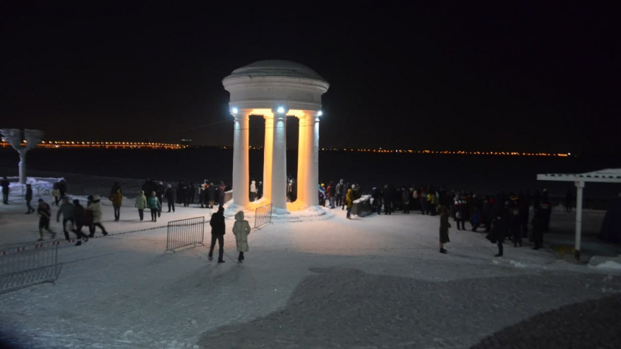 Крещенские купания: саратовцы выстроились в живой эскалатор к проруби (фото, видео)