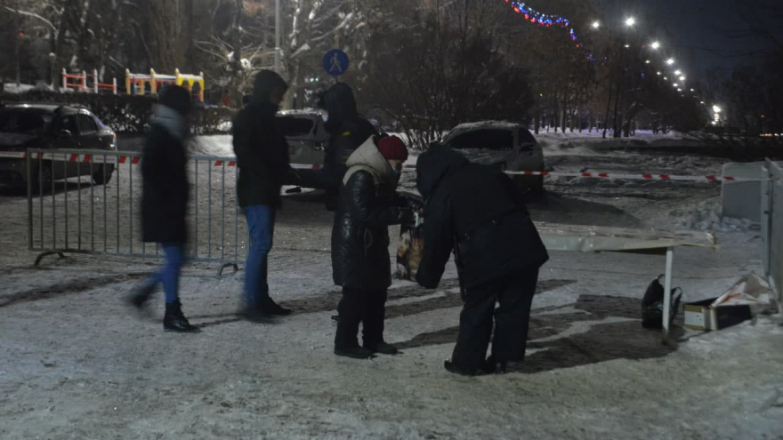 Крещенские купания: саратовцы выстроились в живой эскалатор к проруби (фото, видео)