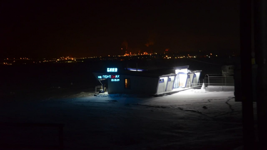 Крещенские купания: саратовцы выстроились в живой эскалатор к проруби (фото, видео)