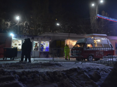 Крещенские купания: саратовцы выстроились в живой эскалатор к проруби (фото, видео)