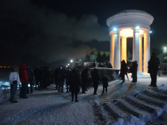 Крещенские купания: саратовцы выстроились в живой эскалатор к проруби (фото, видео)
