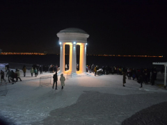 Крещенские купания: саратовцы выстроились в живой эскалатор к проруби (фото, видео)