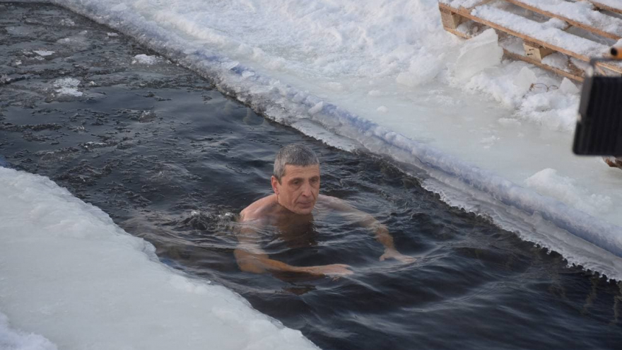 Крещение: спасатели рассказали об обилии подростков-моржей, купавшихся в проруби