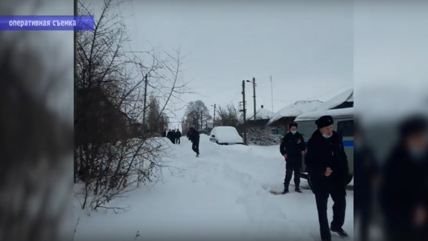 Мужчина пытался зарезать 10-летнего сына в автомобиле полиции: силовики открыли огонь