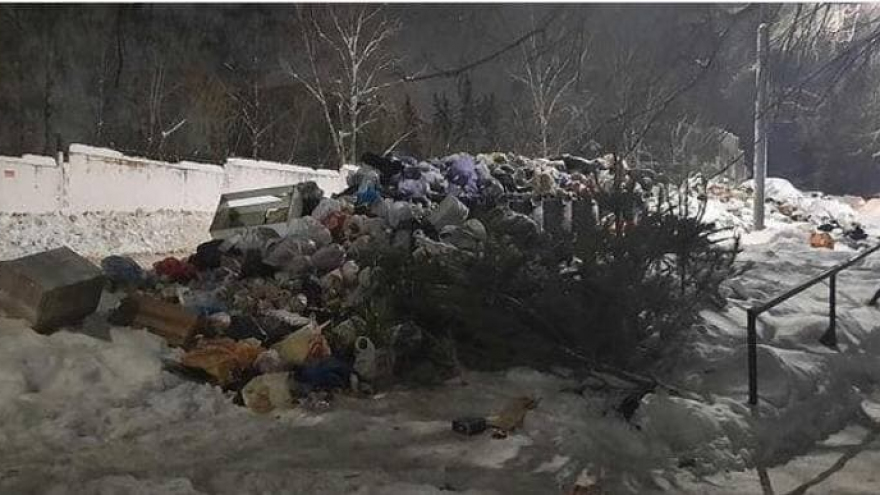 Саратовцы возмутились горам мусора возле мужского монастыря