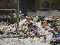 Саратовцы возмутились горам мусора возле мужского монастыря