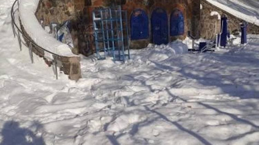 Съехать с ветерком к любимой реке: саратовцы пожаловались на заваленные снегом лестницы на набережной