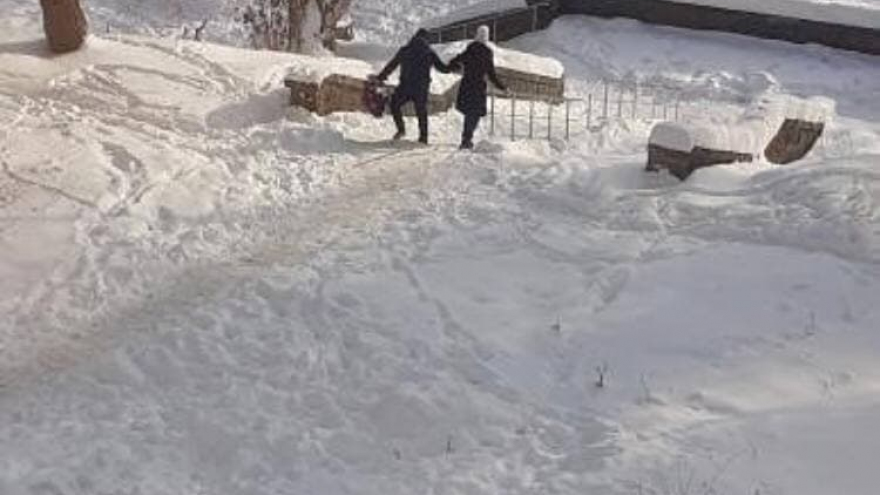 Съехать с ветерком к любимой реке: саратовцы пожаловались на заваленные снегом лестницы на набережной