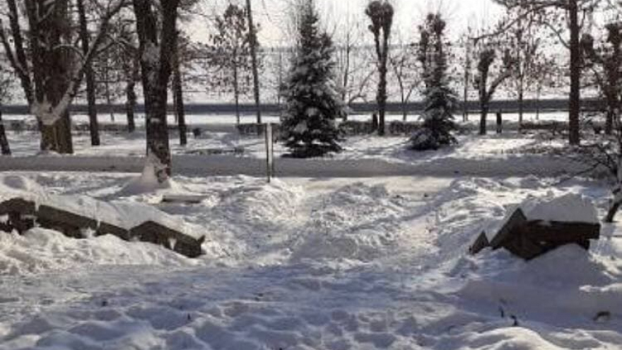 Съехать с ветерком к любимой реке: саратовцы пожаловались на заваленные снегом лестницы на набережной