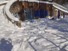 Съехать с ветерком к любимой реке: саратовцы пожаловались на заваленные снегом лестницы на набережной