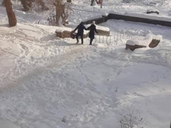Съехать с ветерком к любимой реке: саратовцы пожаловались на заваленные снегом лестницы на набережной