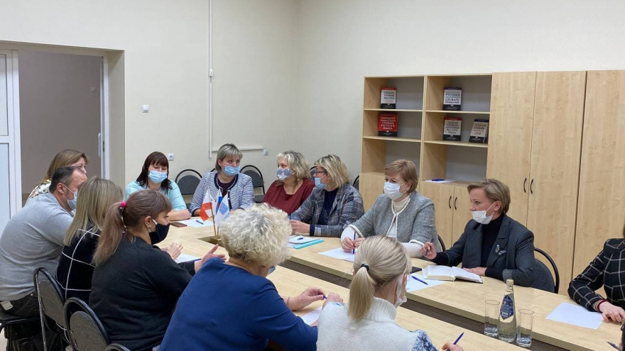 Родители учеников попросили нового директора школы Аврора организовать занятия в бассейне