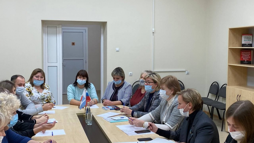 Родители учеников попросили нового директора школы Аврора организовать занятия в бассейне