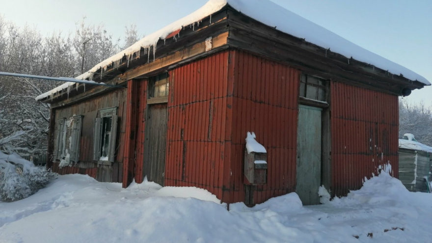 Житель поселка нашел мертвого соседа у горящего умывальника: его могло убить током 