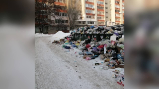 Саратовцы пожаловались на горы мусора возле детской площадки