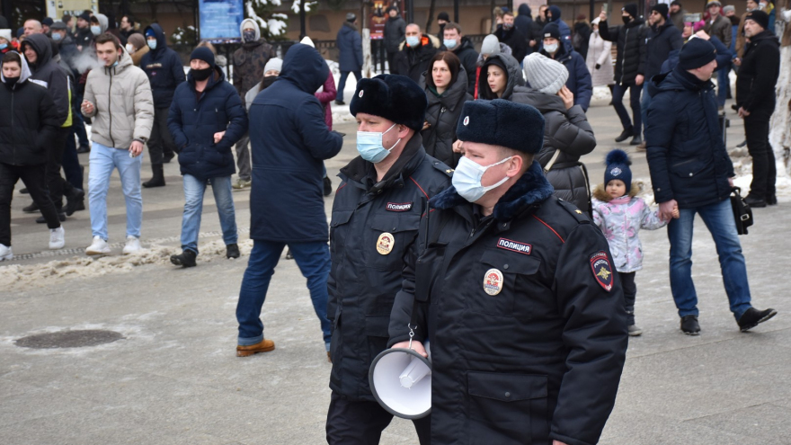 Больше тысячи человек пришли на несанкционированную акцию в центре Саратова