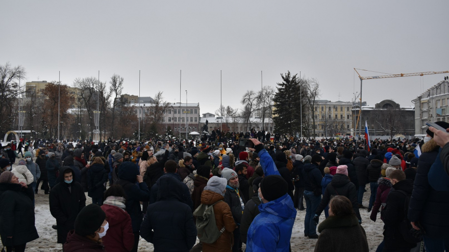 Больше тысячи человек пришли на несанкционированную акцию в центре Саратова