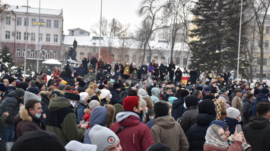 Больше тысячи человек пришли на несанкционированную акцию в центре Саратова