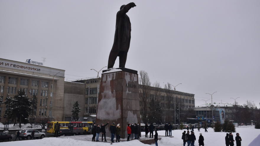 Больше тысячи человек пришли на несанкционированную акцию в центре Саратова