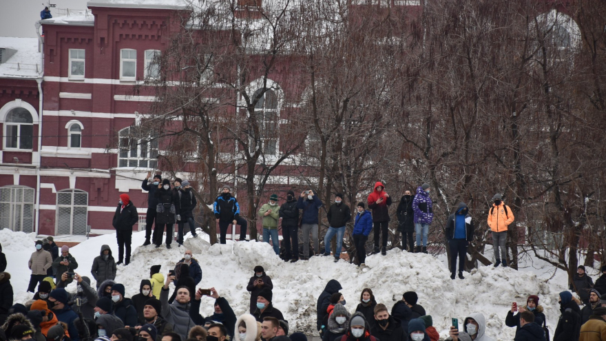 Больше тысячи человек пришли на несанкционированную акцию в центре Саратова