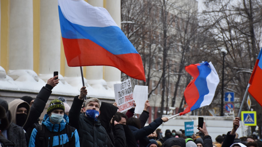 Больше тысячи человек пришли на несанкционированную акцию в центре Саратова