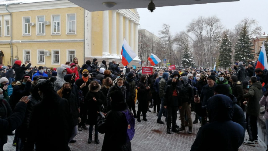 Больше тысячи человек пришли на несанкционированную акцию в центре Саратова