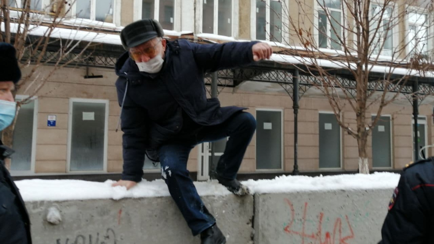 Больше тысячи человек пришли на несанкционированную акцию в центре Саратова