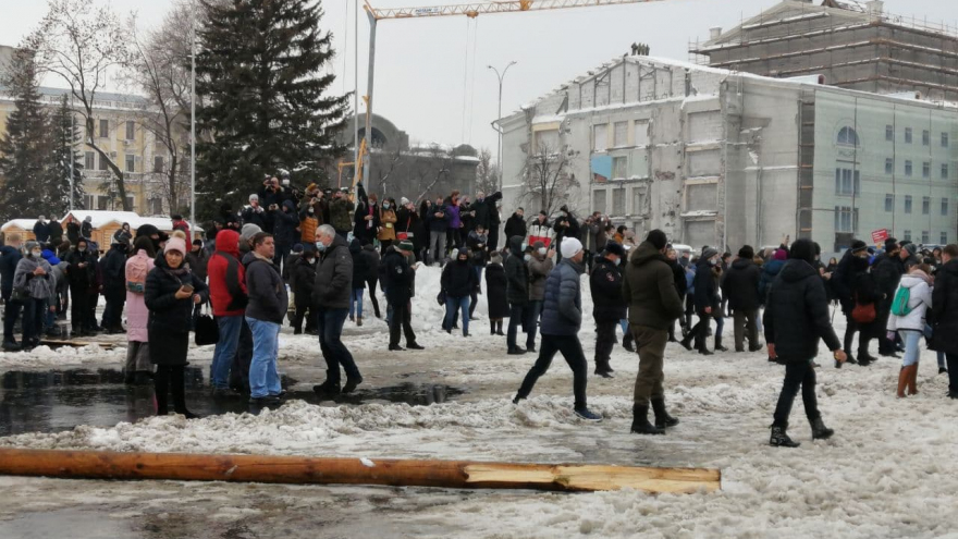 Больше тысячи человек пришли на несанкционированную акцию в центре Саратова