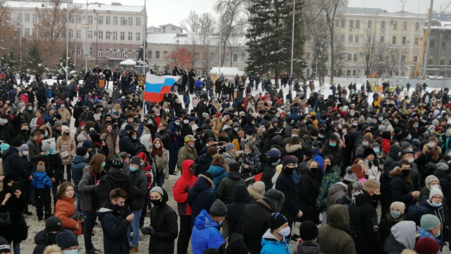 Больше тысячи человек пришли на несанкционированную акцию в центре Саратова