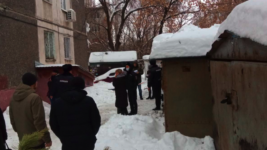 В Саратове глыба льда упала с крыши на мальчика: ребенок погиб 