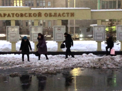 Саратовцы тонули в грязном месиве рядом с Доской почета (видео)