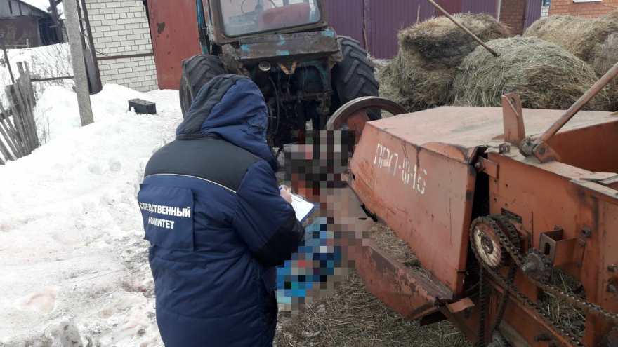 В Старом Хопре погиб помощник тракториста: его намотало на карданный вал