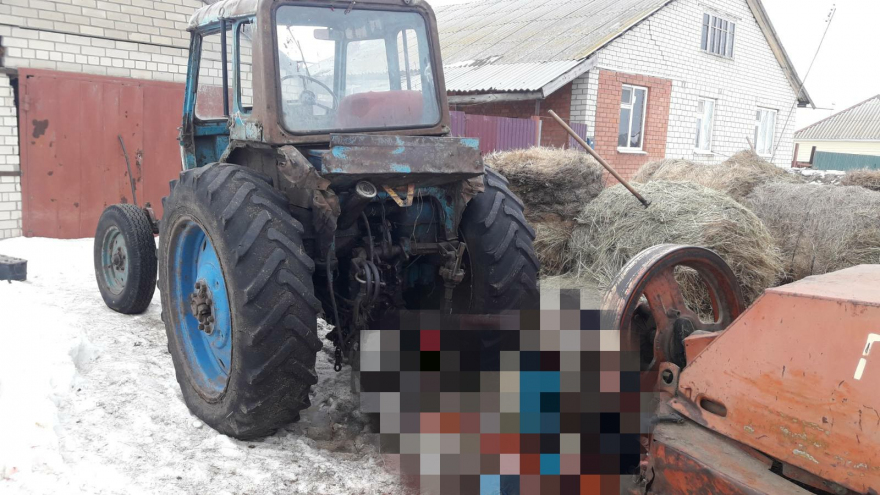 В Старом Хопре погиб помощник тракториста: его намотало на карданный вал