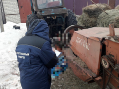 В Старом Хопре погиб помощник тракториста: его намотало на карданный вал