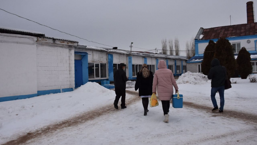Верить надо: пожилых сотрудников энгельсского завода привили от коронавируса