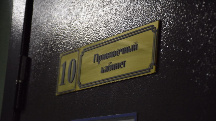 Верить надо: пожилых сотрудников энгельсского завода привили от коронавируса