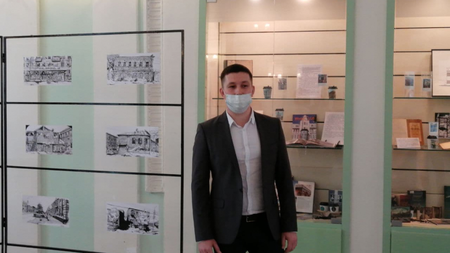 В Саратове открылась выставка художника, который рисует на кофейных стаканчиках