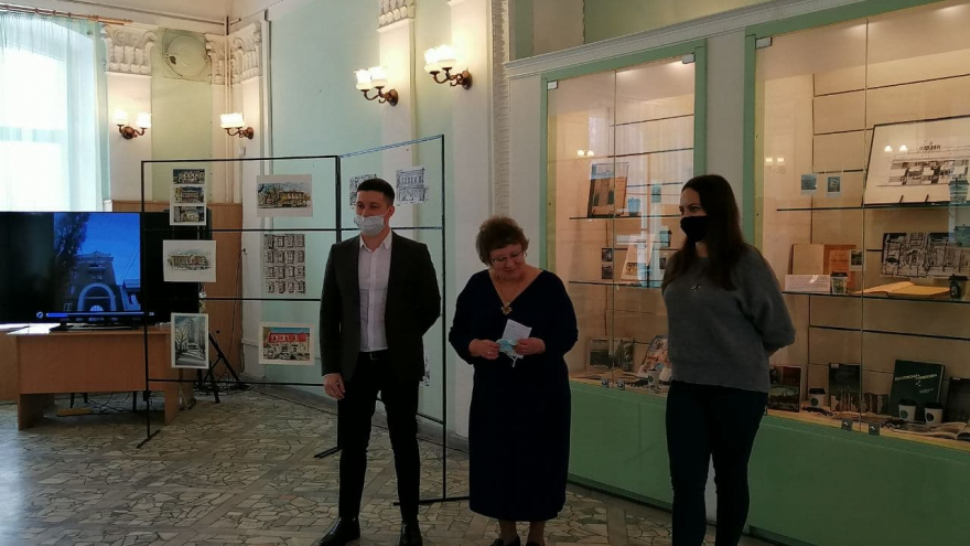 В Саратове открылась выставка художника, который рисует на кофейных стаканчиках