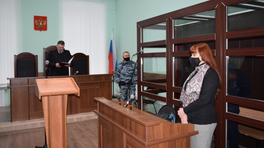 Мужчина зарезал лежавшего на земле брата и знакомого: судья огласил приговор