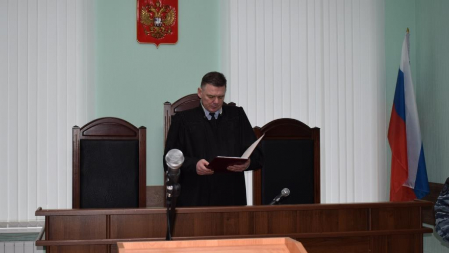 Мужчина зарезал лежавшего на земле брата и знакомого: судья огласил приговор